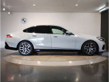 ☆BMWの前後重量配分50:50はエンジン自体をフロントタイヤよりも後ろにずらし、通常はエンジンルーム内に搭載される重量物であるバッテリーをトランクに移動させるなどして実現されています☆