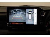 【全方位カメラ】 車の前後左右に取り付けられたカメラで、視線やバックモニターでは死角となる前方や真横も確認できます。狭い駐車スペースもスムーズに駐車できます。
