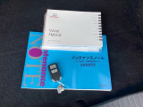 取扱説明書やメンテナンスノートもそろっています。スマートキーは荷物を持っている時でも、キーを取り出さずドアの施錠・開錠ができます。