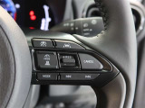 アダプティブクルーズコントロール機能付きです。走行中に先行車の様子を検知しながら、設定した車速の範囲内で先行車との距離のキープを支援します。詳細は販売店スタッフまでおたずねください。