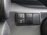 〈VSC〉は、車両の横滑りをセンサーが検知すると、4輪それぞれのブレーキの力とエンジンの出力を自動的に制御し、車両の安定性を確保します!