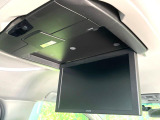 【12.8型フリップダウン】大画面モニターで後席でもエンタメをお楽しみいただけます。家族や友人とお出かけする機会が多い方に大人気です♪
