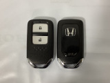 スマートキーを装備しています。鍵を差し込むことなくドアロックの開け閉めと、スタートボタン操作でのエンジンスタートができます。スペアキーも同じものを用意しております。
