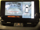 パノラミックビューモニター付きです。車両を上から見たような映像をディスプレイ画面上に表示。運転席からの目視だけでは見にくい、車両周辺の状況をリアルタイムでしっかり確認できます。