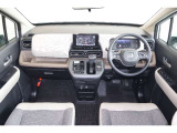 操作性に優れた運転席となります!小物入れや各ボタンの配置にこだわり、使いやすいです!座り心地もよく視認性も良好なのでロングドライブもお任せ下さい!
