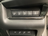 各種機能の切替スイッチは運転席パネル下に集約されています。任意で切り替え可能なため状況に合わせてお使いください。