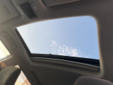 【サンルーフ】解放感溢れるサンルーフ!!車内には爽やかな風や太陽の穏やかな光が差し込みます♪