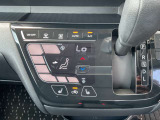 タッチパネルのオートエアコンを装備です。自動で車内の温度調節してくれる便利な装備です。