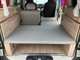 2 in 1シートをベッドルームモードにして、2枚のボードを並べれば車内は即座にベッドルームに。ベッドを使用しない時は、ボードを折りたたみ、スライドテーブルとまとめてセカンドシート後部に格納できます。