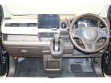 操作性に優れた運転席となります!小物入れや各ボタンの配置にこだわり、使いやすいです!座り心地もよく視認性も良好なのでロングドライブもお任せ下さい!
