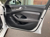 ドアを開けると上質で上品な室内空間が広がり細部までこだわったAudiデザイン性と、物づくりのこだわりを感じて頂けます。詳しくは0078-6002-900146中古車スタッフまで