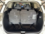 トランク収納スペースをご確認ください。荷物の積み下ろしがしやすい広さを確保しており、日常使いからレジャーまで幅広く活用できます。
