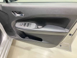 【運転席ドア】ボトルホルダーや収納ポケットが付いているので運転席周りもスッキリ保てます★