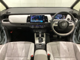 車内は光触媒抗菌消臭施工済です。インパネ周りはスタイリッシュなデザインで機能や装備も充実しています。グローブボックスやカップホルダーのほかにトレーなどたくさんの収納スペースが付いています。