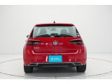 【リヤスタイル】使い勝手の良いハッチバックスタイル!リヤのVWエンブレムは、バックカメラを内蔵しハッチバックを開け閉めする際の取っ手にもなります