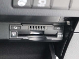 路上に設置されたインフラ設備との双方向通信を行うETC2.0ユニットを搭載。高速道路の進行先の渋滞情報や、停止車両などを画面表示や音声で提供します。