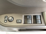 運転席ドアには、ドアミラーの角度調整スイッチとパワーウインドウスイッチを配置。手元で直感的に操作でき、運転中の使い勝手を高めています。