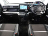 ◆インパネ◆乗る人が心地よい、爽快なフロントビュー。視界の爽快性はもちろん、右左折時もしっかりと安全確認ができます。広く見渡せて、運転に安心をもたらします。