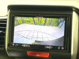 【バックカメラ】駐車時に後方がリアルタイム映像で確認できます。大型商業施設や立体駐車場での駐車時や、夜間のバック時に大活躍!運転スキルに関わらず、今や必須となった装備のひとつです!