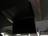 【13型有機ELフリップダウン】三列目からでも迫力のエンタメが観れる大画面フリップダウン。有機ELのモニターでは、一般的なフリップダウンよりも高コントラストでキレイな映像を楽しめます。