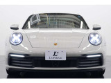 オプションカラーのクレヨンが911カレラの美しいボディ形状をさらに美しく見せます。上品で高級感を感じることのできる1台となっております。