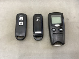 スマートキーを装備しています。鍵を差し込むことなくドアロックの開け閉めと、スタートボタン操作でのエンジンスタートができます。加えて、純正リモコンエンジンスターター用の操作キーもついています。