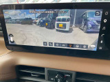 フロントワイドビュー搭載。T字路などの曲がり角で、死角となる人やクルマを広角映像で確認して安心して進めます。