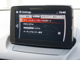 こちらのお車には先進安全装備が多数搭載されています。衝突被害を回避あるいは軽減するためのブレーキや、後方死角からの接近警報、車線逸脱を防止する警報装置など、詳しくはスタッフまでお尋ねください。