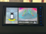 上からの視点で狭い駐車場への駐車に役立つ、アラウンドビューモニター対応メモリーナビ装備。