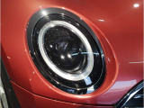 BMWのオートライトは積極的にライトをつけることにより、自車の存在を周囲に向けアピールいたします。それは安全性への配慮でもあります。