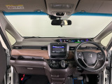 【前方視界】開放的な前方視界!運転がしやすく疲れにくいです♪窓が大きく、見通しがとっても良いおクルマですよ♪