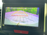 【バックカメラ】駐車時に後方がリアルタイム映像で確認できます。大型商業施設や立体駐車場での駐車時や、夜間のバック時に大活躍!運転スキルに関わらず、今や必須となった装備のひとつです!