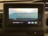 ギヤをR(バック)に入れるとナビの画面に後ろの映像が映るリアカメラ付です。後退時、コンディションが悪い視界でもカラーバックモニターがドライバーをサポートします。
