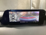 360度モニターは、4つのカメラによる前後左右・俯瞰映像でドライバーからは見えない領域の危険認知をサポート!全周囲の死角を減らし、狭い駐車場や幅寄せ、T字路の進入などの運転の安心感を高めますッ!