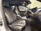 【コックピットシート】BMW車の主役席。車体中央にくる様に配置し車両重心とが一致する事でドライバーと車との一体感あるドライビングを実現。人間工学に基づき形成した形状が長時間のドライブ疲労も軽減します!