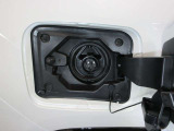 運転席側リヤドアの後ろに充電口があります。