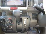 視認性の高いメーターやディスプレイで安心して運転に集中できる環境を提供します。