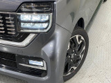 【LEDヘッドライト】悪天候や夜間走行時も良好な視界を確保し安心して運転できる高輝度LEDヘッドライトを装備!点灯速度が早く、消費電力も抑えられています。
