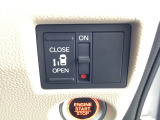 左側に電動スライドドアを装備。ワンタッチで開閉できるため、荷物の積み降ろしやお子さまの乗り降りがスムーズです。日常使いで便利な人気装備です。
