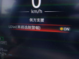 【車線逸脱警報】車線から外れると注意を促します。ドライバーが意図しないのに車線を逸脱した場合に、これを検知して警報で注意喚起する事で安全性を確保!