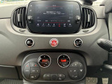USB入力対応メディアプレイヤー機能、Bluetooth、ハンズフリー通話、AppleCarPlay、AndroidAutoに対応。