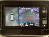 全方位モニターは、前後左右4か所に設置したカメラの映像を合成し、車を真上から見ているような俯瞰映像を画面に映し出すシステムです!