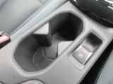 小物入れにもなるドリンクホルダーがシフトレバー後方に付いて便利です