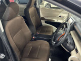 運転席の画像です。足元やシートまわりに余裕があり、リラックスした姿勢で運転が可能です。視界も良好で操作系へのアクセスもしやすく、快適で安心感のあるドライブをサポートします。