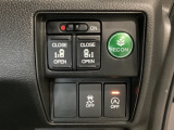 リアドアは乗り降りに便利な両側電動スライドドアです。また運転席に座っていながらスイッチ操作で自在にスライドドアを開け閉めできます。またVSA解除スイッチも横に装備しています。