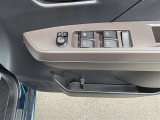 運転席パワーウィンドウスイッチとドリンクホルダーです。