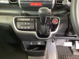 足元スッキリ、インパネシフトです。パーキングブレーキはフットブレーキタイプなので、運転席と助手席の間がスッキリしています。