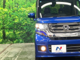 【HIDヘッドライト】非常に明るく前方を照らしてくれるので、悪天候や夜間の走行時も視界良好で安心してお乗りいただけます。