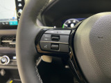 運転中もハンドルでの操作が可能です。特に高速道路等の目が離せない運転時には、便利さだけでなく、安全性も兼ね備えております。