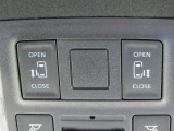 両側電動スライドドア&電動バックドア☆スライドドアだけではなく重たいバックドアもスイッチ操作で開閉できます!お子様の乗り降りや荷物の積み下ろし時など、どんな場面でも大活躍しますよ♪